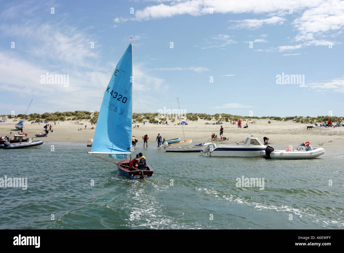 Enterprise-Yacht nähert sich der Strand, Head East Sussex, Englands Stockfoto