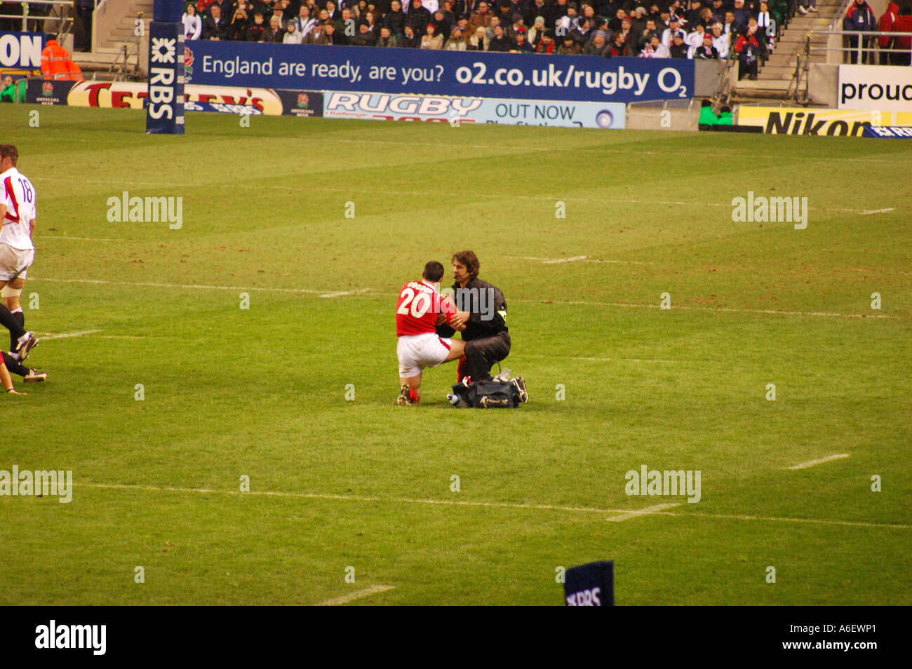 Gareth Cooper renkt die Schulter in 2006 Nummer 2352 Stockfoto