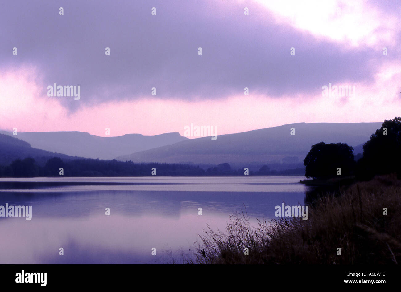 See in den Brecon beacons Südwales Pen y Fan Nummer 1675 Landschaft blickt Stockfoto