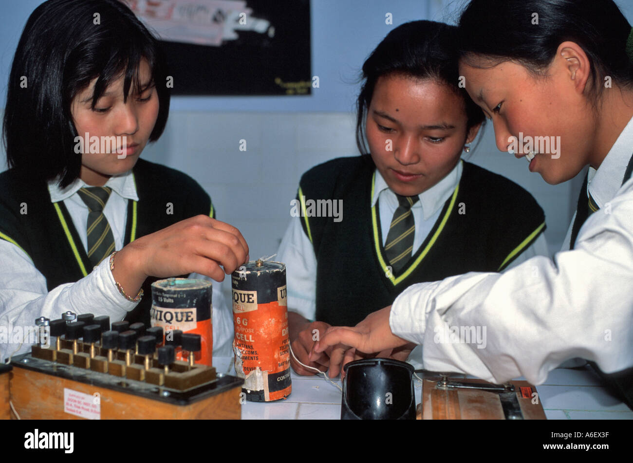 Schüler in einem Wissenschaftskurs in einer tibetischen Flüchtlingshochschule. Mussoorie, N.Indien Stockfoto