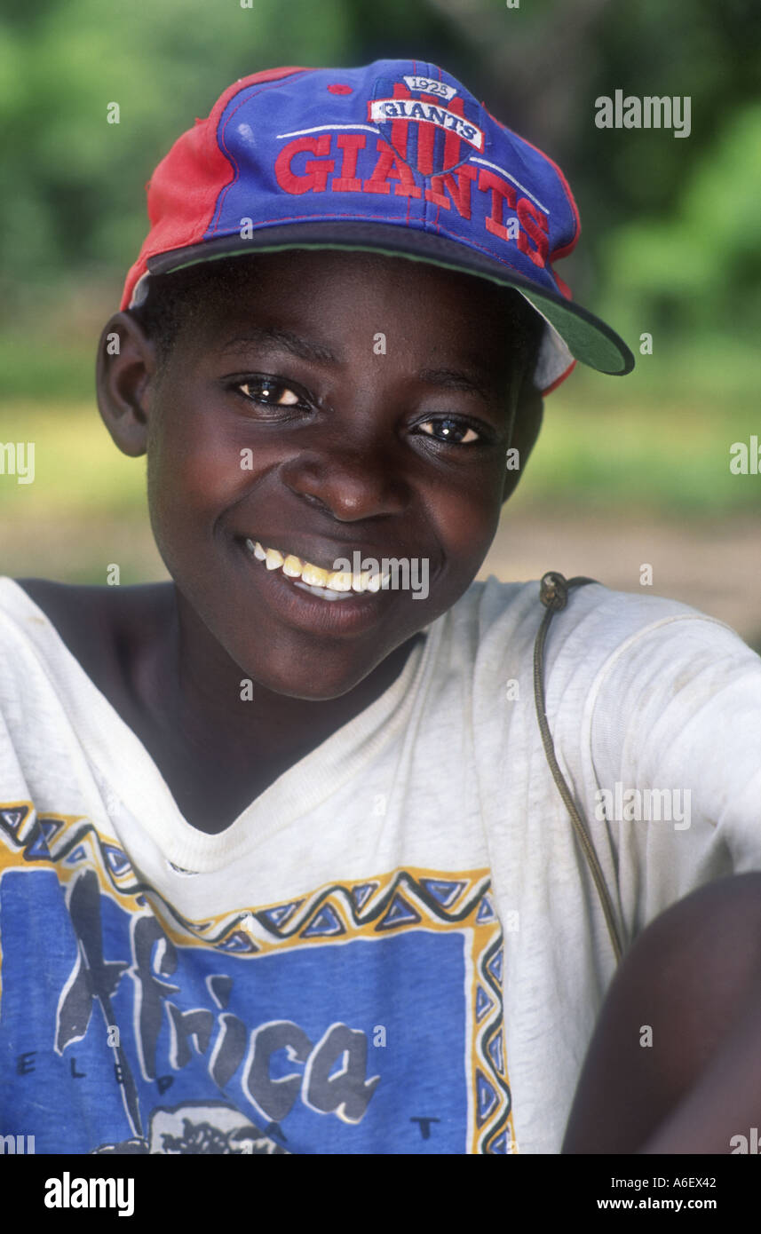 Porträt eines lächelnden Jungen mit Baseballmütze. Monkey Bay, Malawi Stockfoto