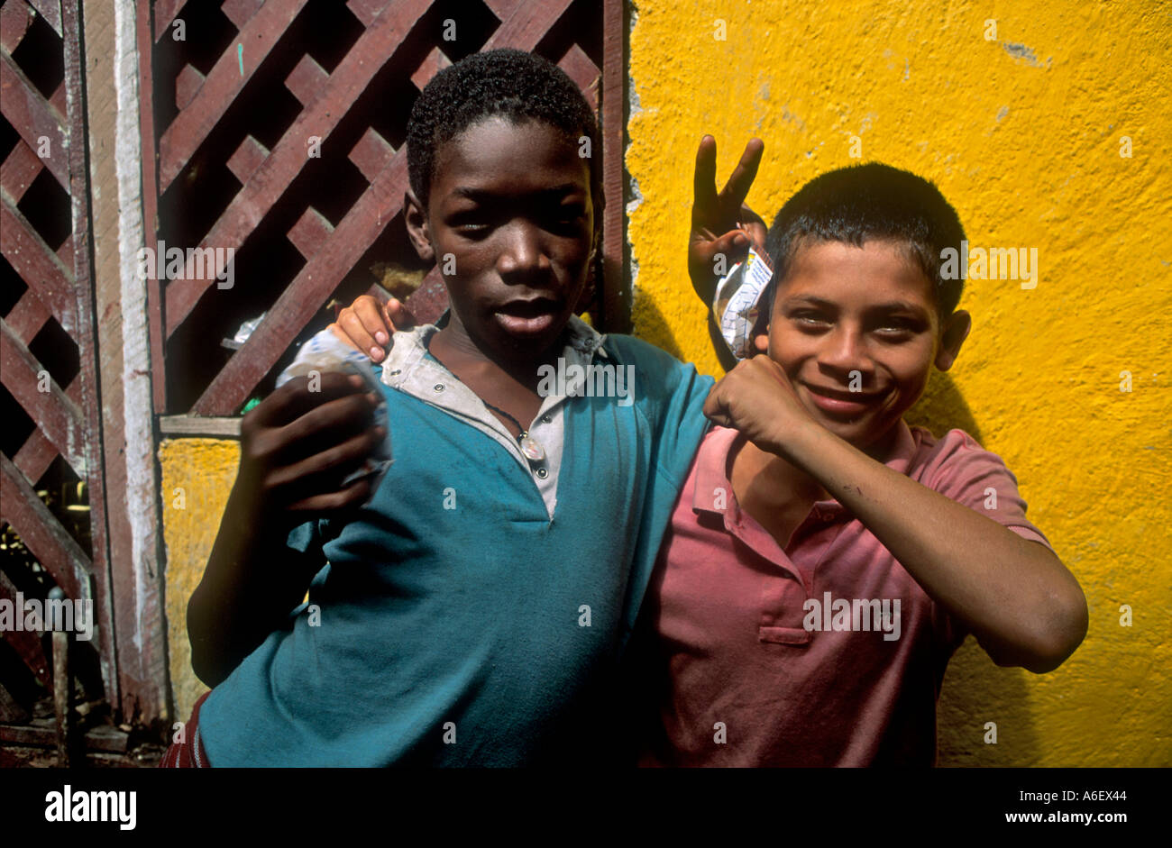 Portrait von zwei Street Boys. La Ceiba, Honduras Stockfoto
