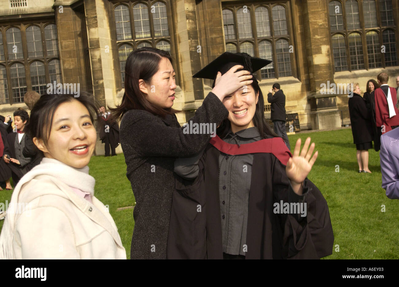 Studenten mit Freunden und Familie nach Erhalt ihren Abschluss in einer Zeremonie an der Bristol University England UK Stockfoto