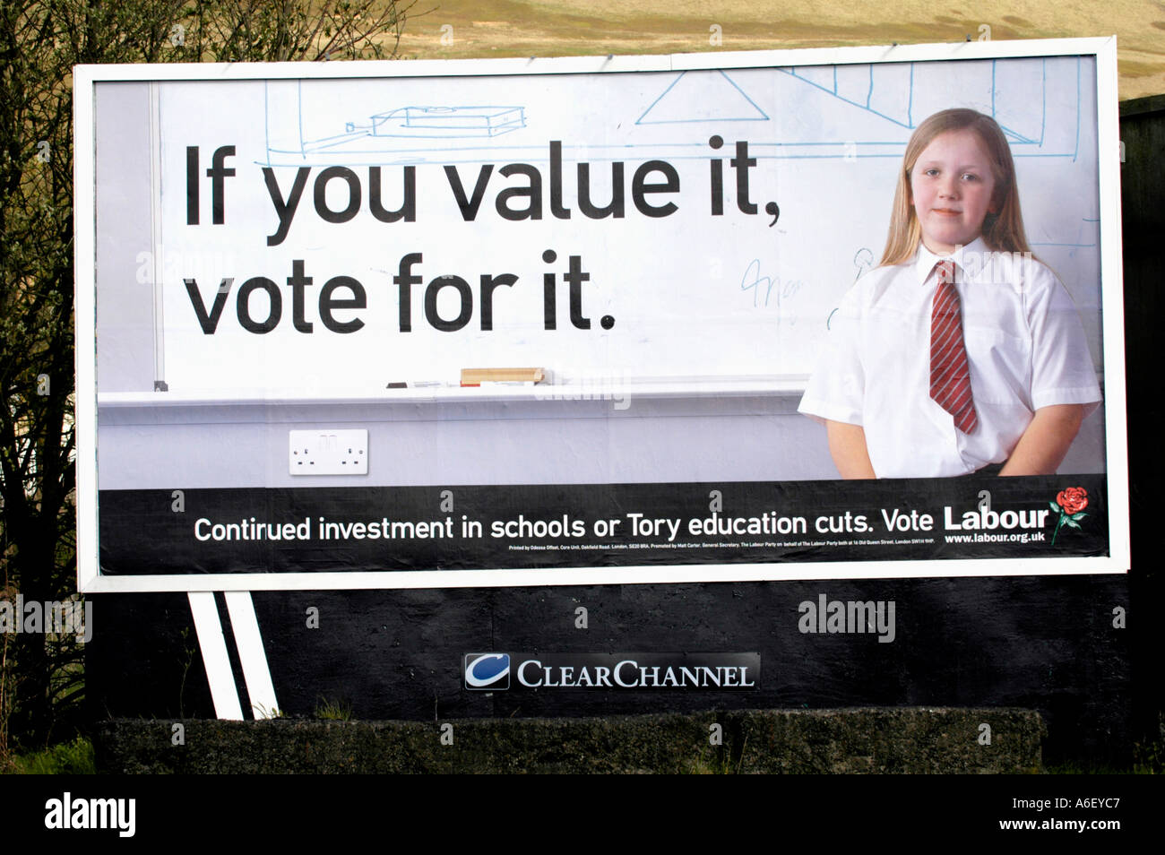 Labour Party Wahlplakat ClearChannel Billboard bauseits in Nantyglo oder Gwent South Wales UK Stockfoto