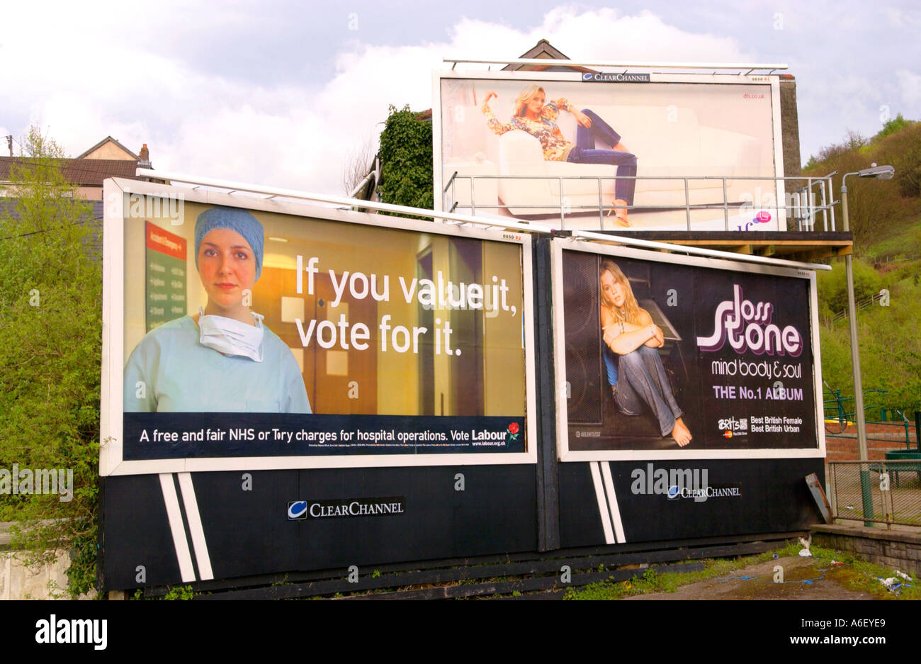 Labour Party Wahlplakat Darstellung Krankenschwester ClearChannel Billboard bauseits in Crumlin oder Gwent South Wales UK Stockfoto