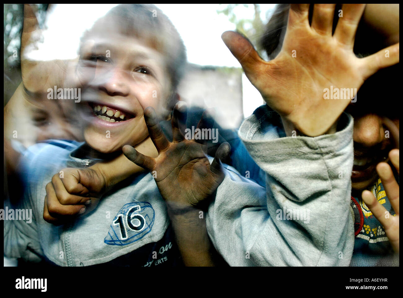 Gypsy Kinder aus Nis Ghetto Stockfoto