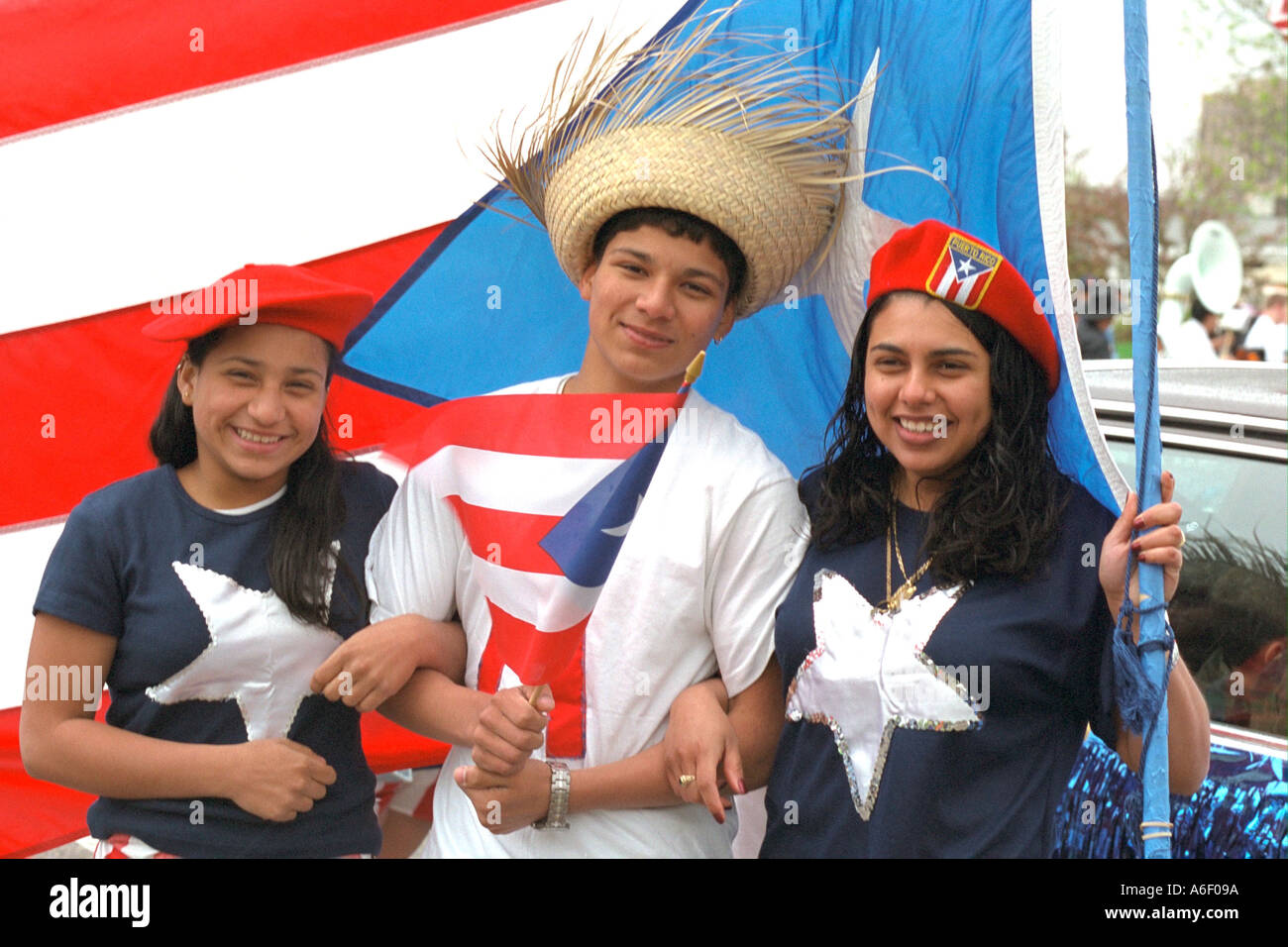 Interpreten Alter 17 mit Puerto-Ricanischen Flagge am Cinco De Mayo. St Paul Minnesota USA Stockfoto