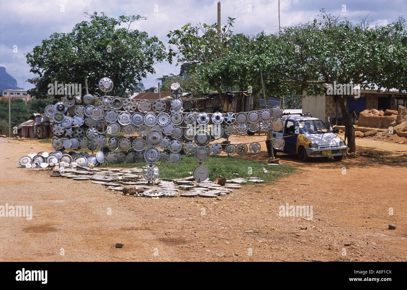 Radkappen für Verkauf am Straßenrand in der Nähe von Nkawkaw, Ghana, Westafrika Stockfoto