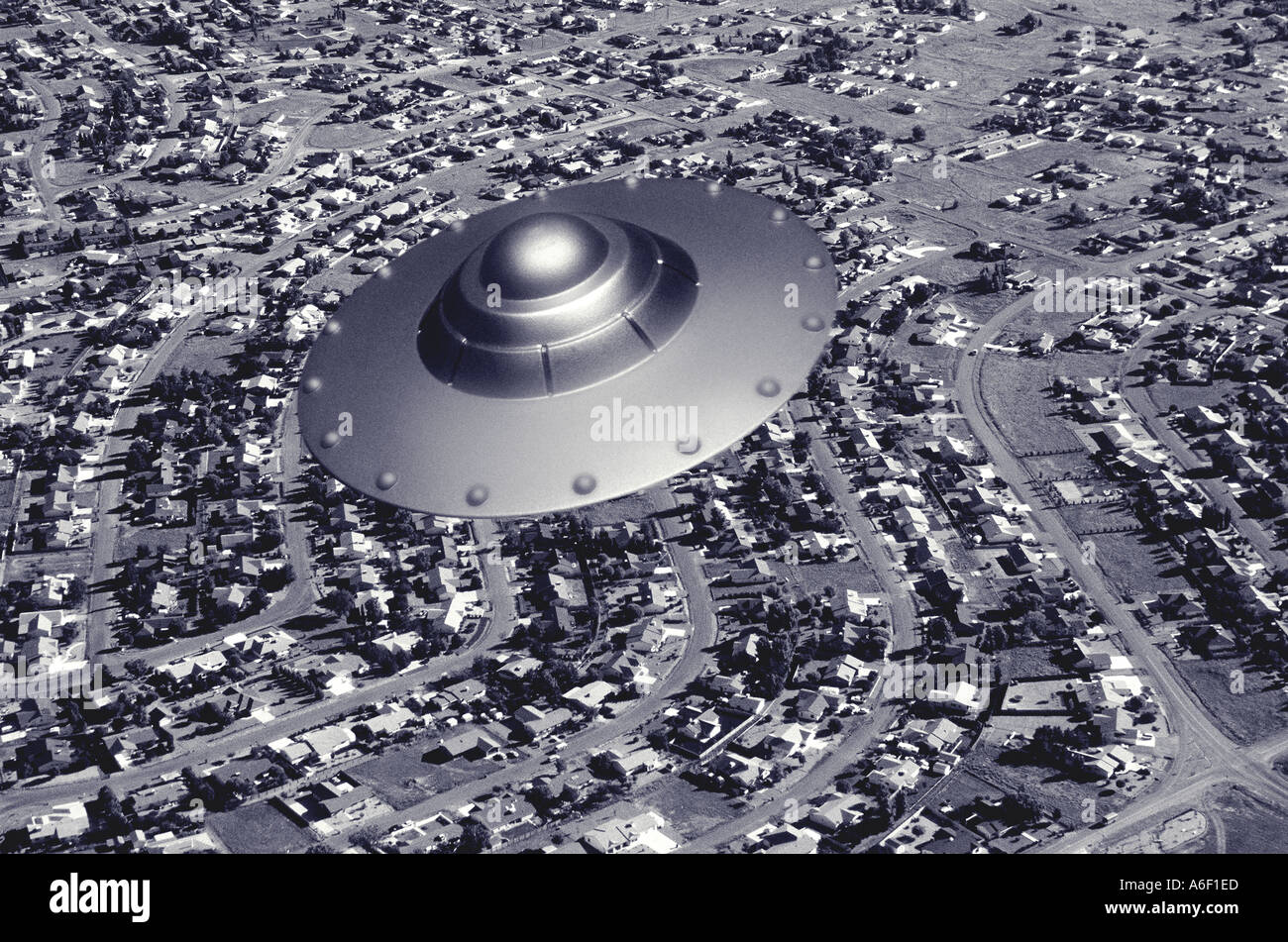 UFO über den Vororten B&W Stockfoto