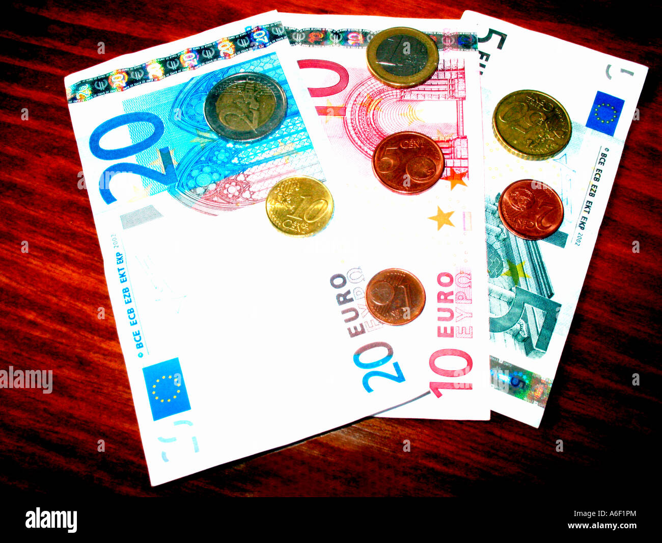 Münzen und Banknoten der Euro-Geld Stockfoto