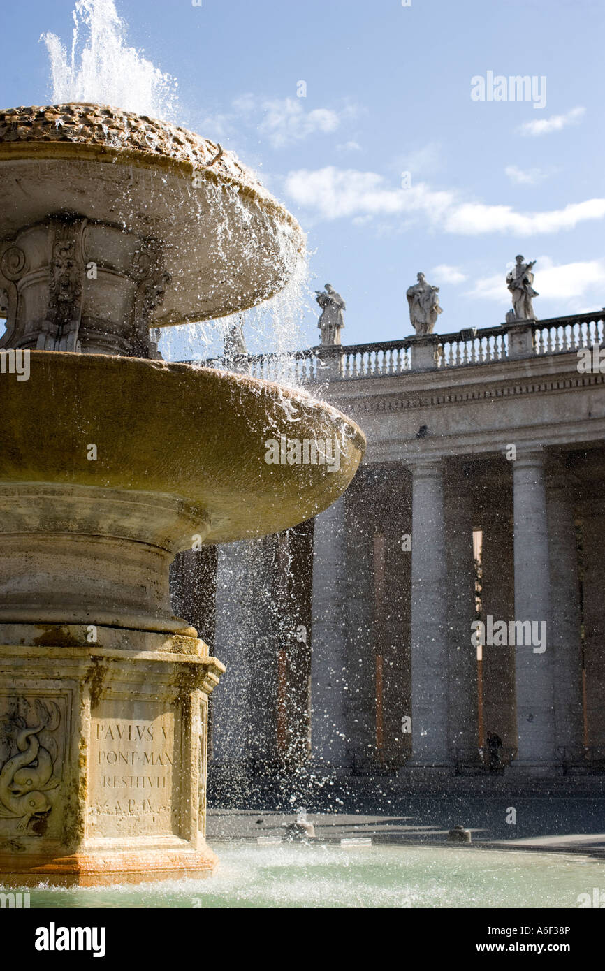 Brunnen auf dem Petersplatz in Rom Stockfoto