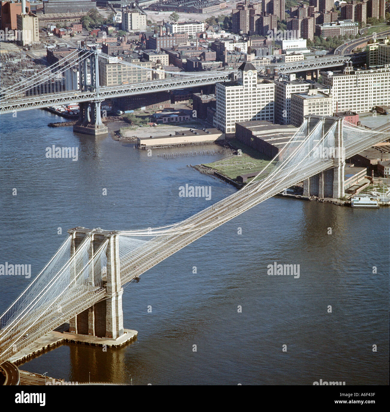 Brooklyn Bridge aus Luft East River und Manhattan Bridge in New York zeigen Stockfoto