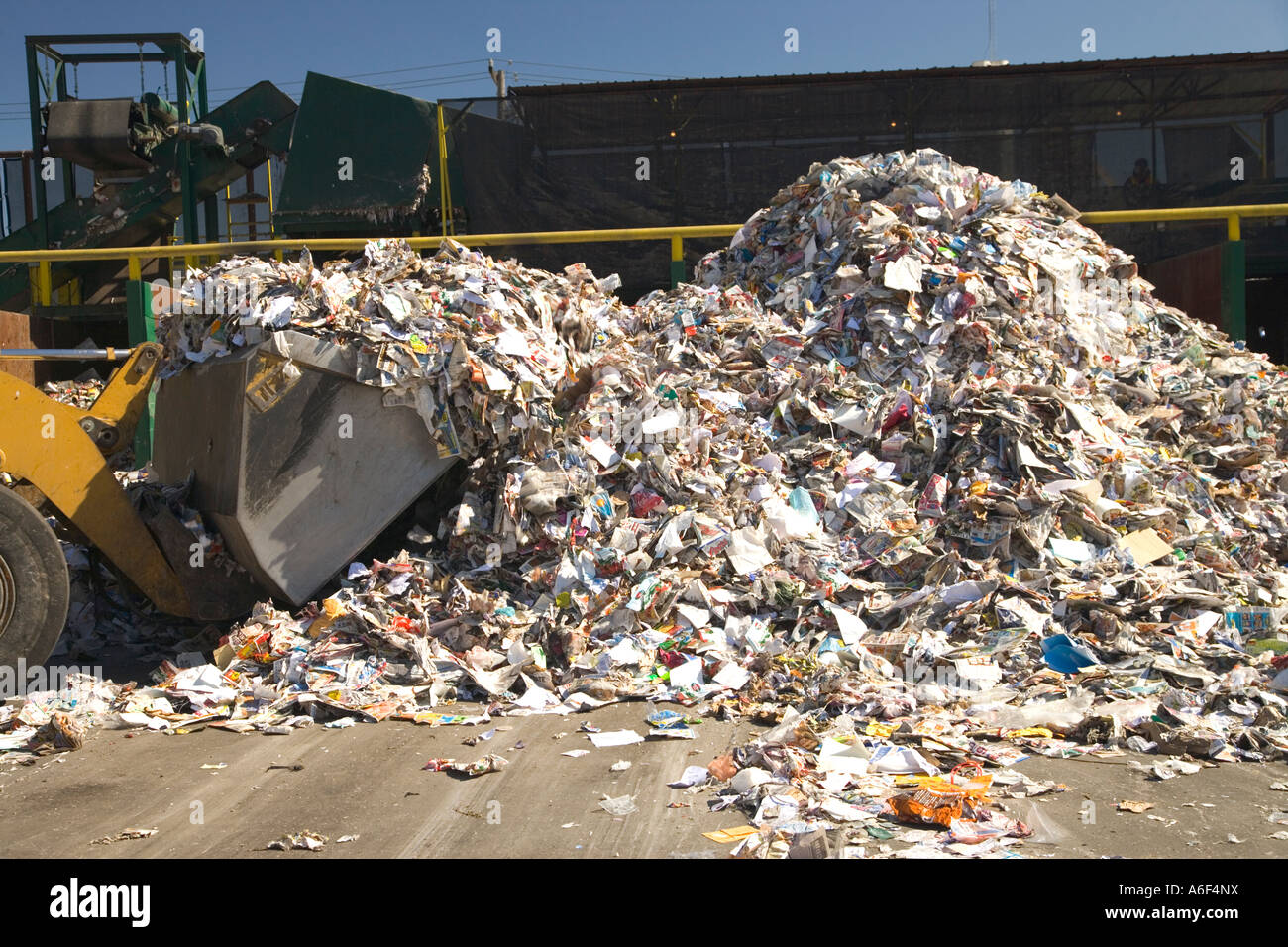 Lader bewegen aufgetürmt Papierschnitzel an Recycling-Stelle, California Stockfoto