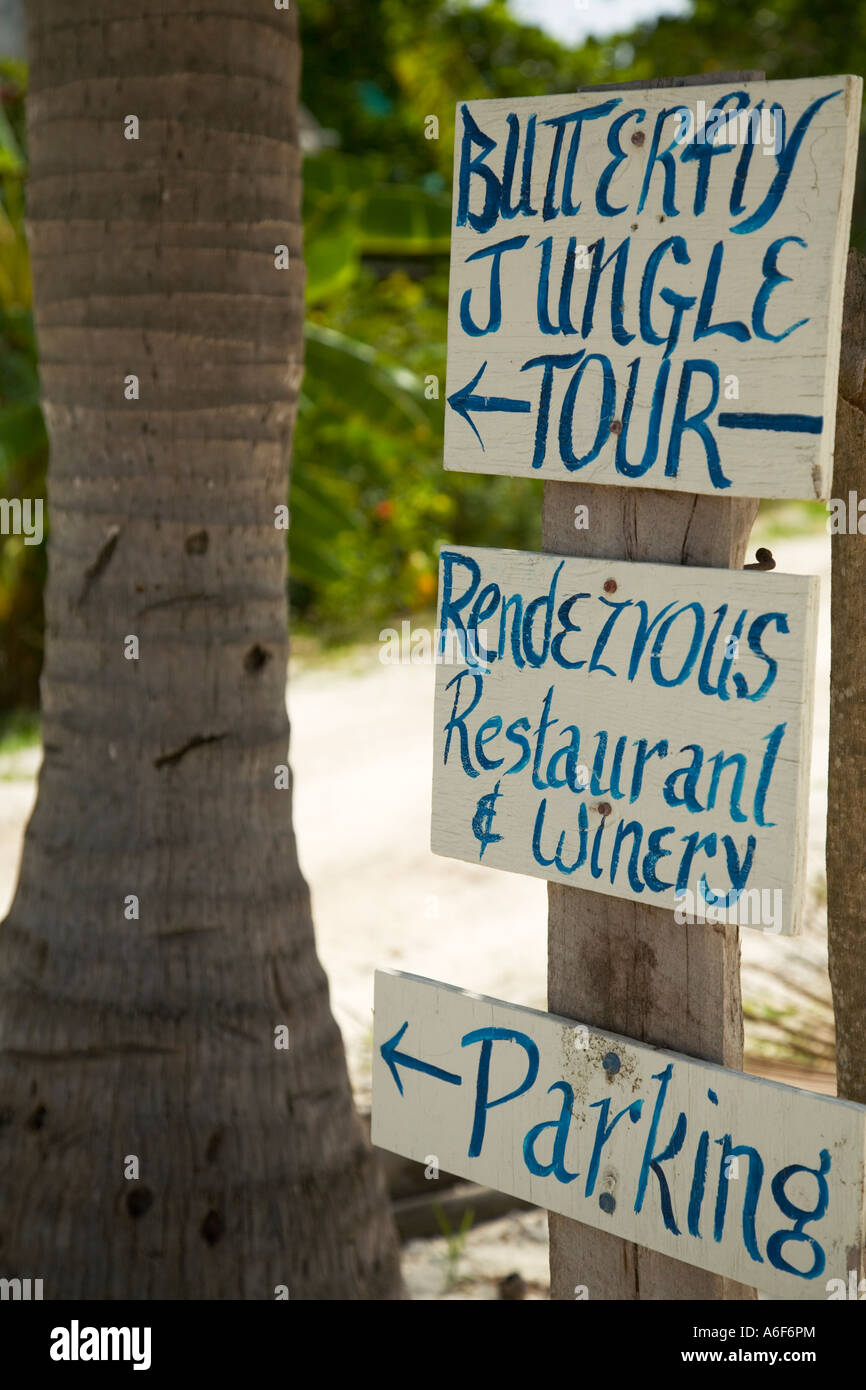 BELIZE Ambergris Caye Butterfly Jungle Hinweisschild mit Pfeil touristische Attraktion Rendezvous Restaurant und Weingut Stockfoto