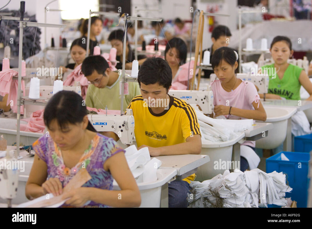 Chinese sweat shop Fotos und Bildmaterial in hoher Auflösung Alamy
