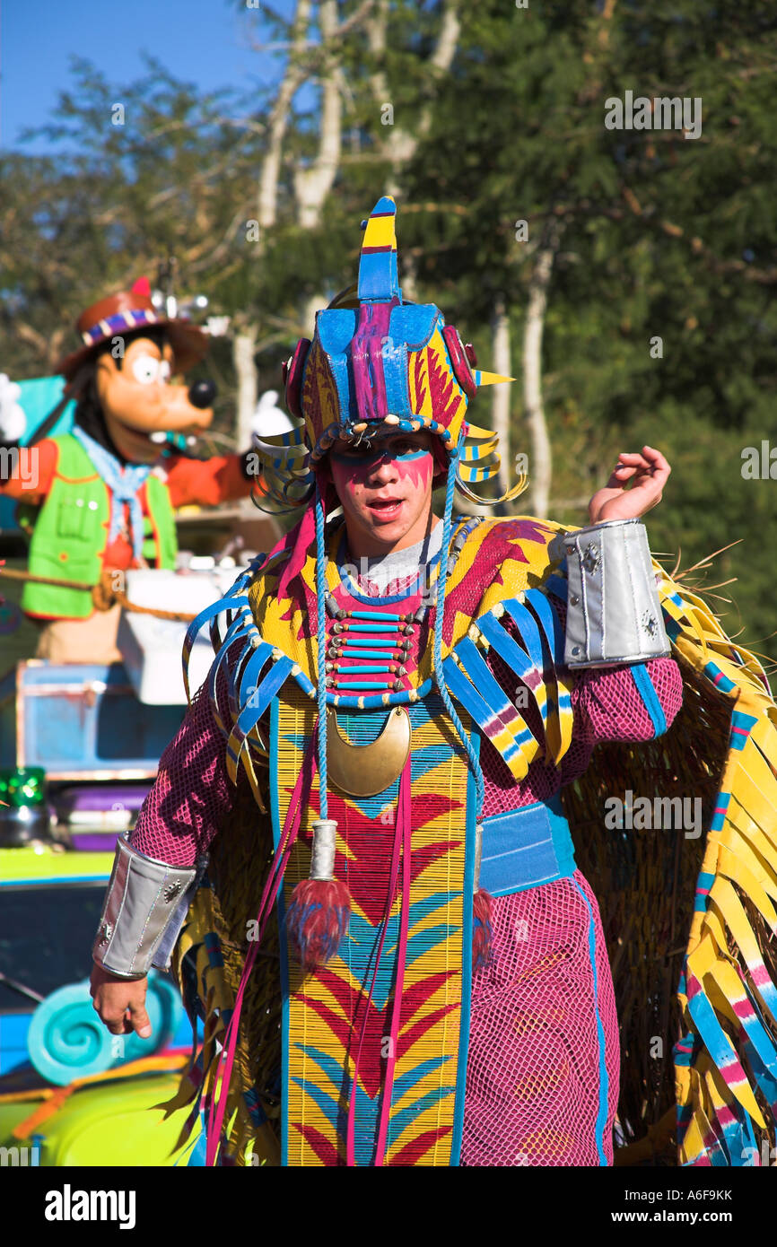 Mann gekleidet in Vogel Kostüm, Mickys Jammin Dschungel-Parade, Animal  Kingdom, Disney World, Orlando, Florida, USA Stockfotografie - Alamy