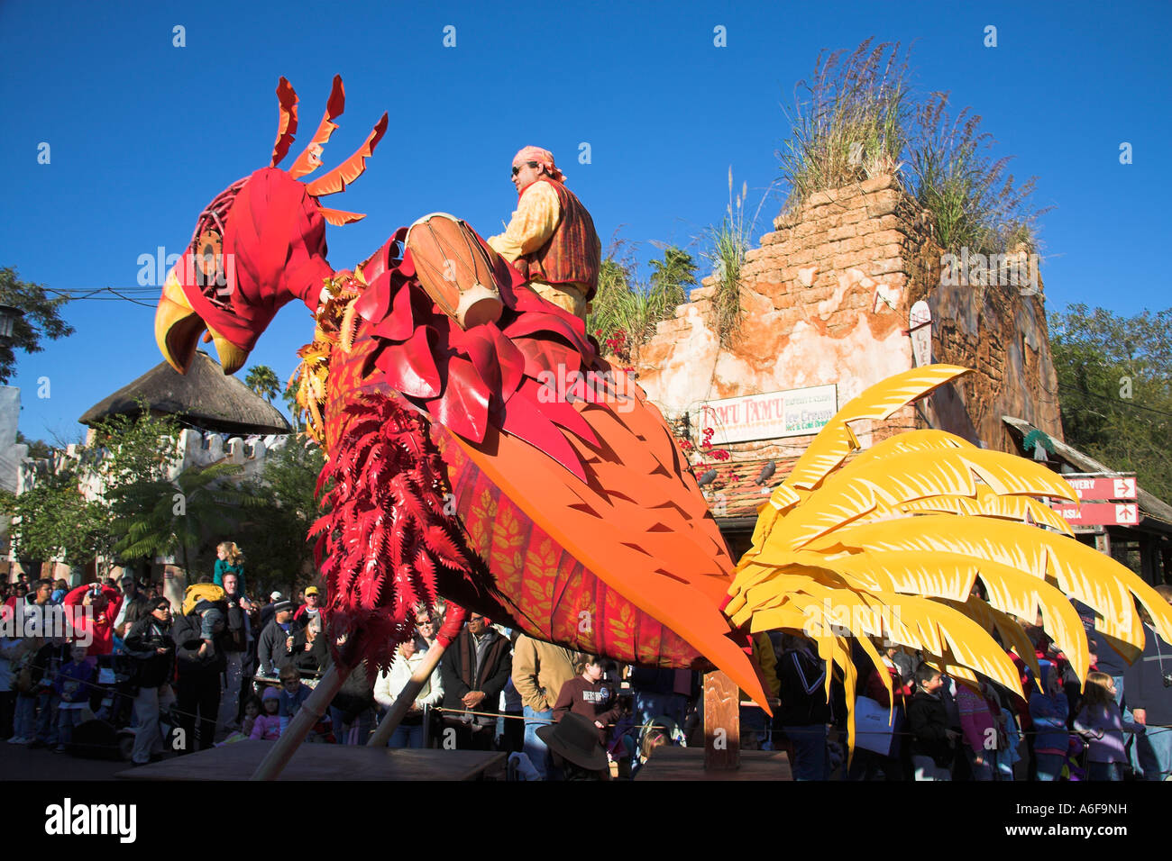Vogel-Modell Float, Mickys Jammin Dschungel-Parade, Animal Kingdom, Disney World, Orlando, Florida, USA Stockfoto