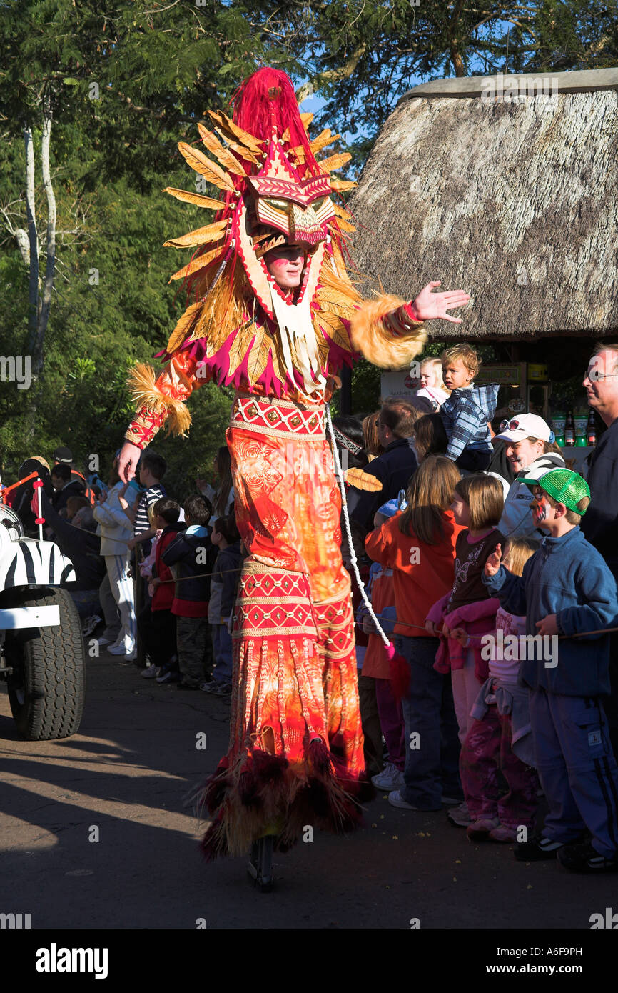 Mann gekleidet in bunten Kostümen, Mickys Jammin Dschungel-Parade, Animal Kingdom, Disney World, Orlando, Florida, USA Stockfoto