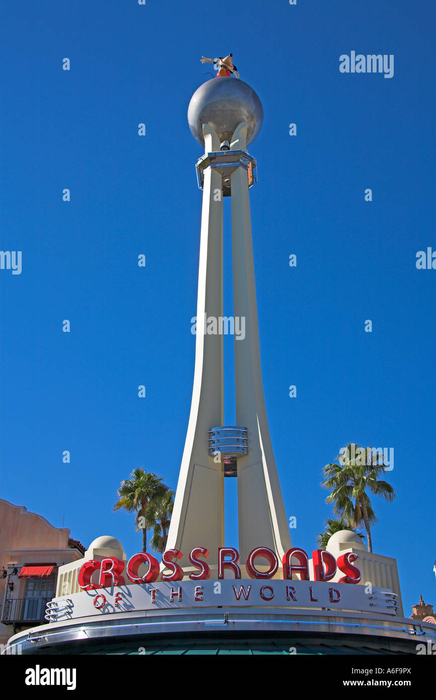 Mickey-Mouse stehend auf Globus der Welt, Kreuzung der Welt, Eingang zum Disney MGM Studios in Orlando, Florida, USA Stockfoto