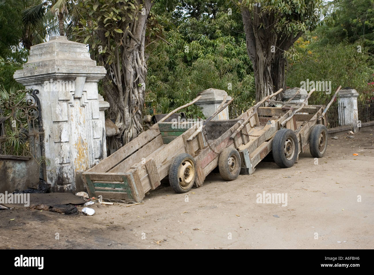 Hölzerne Handwagen gebaut auf Pkw-Achsen Mombasa Kenia in Ostafrika Stockfoto