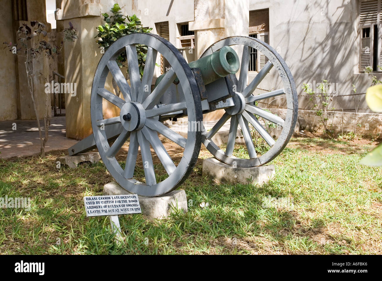 Messingkanone außerhalb Museum benutzt von Briten Sultans Palast zu bombardieren 1892 Lamu Island Kenia in Ostafrika Stockfoto