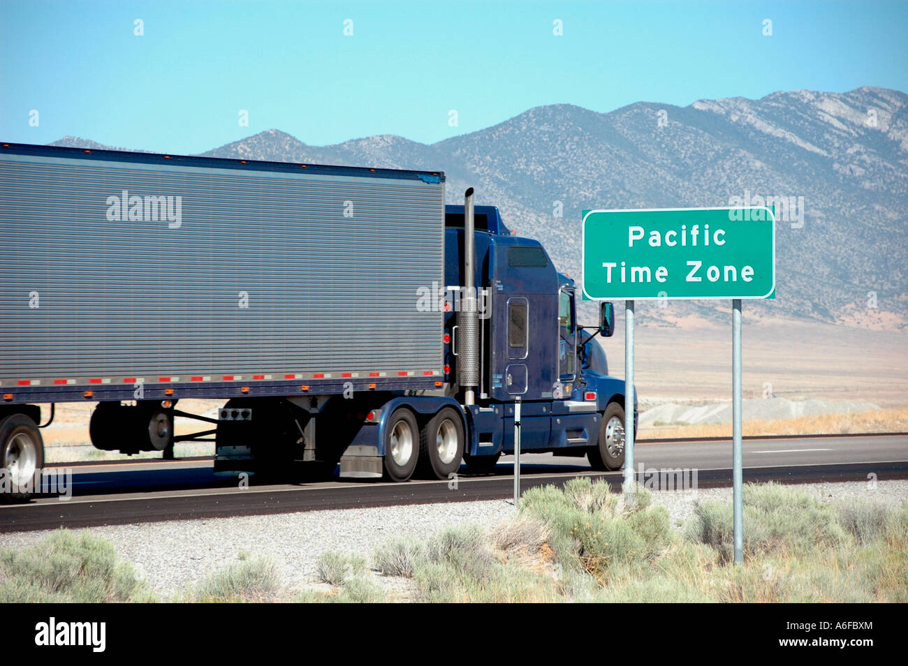 Pacific Time Zone, während Sie in Nevada auf der USA Interstate 80 bei Wendover Utah 18-Radtransporter fahren, der nach Westen nach Kalifornien geht Stockfoto