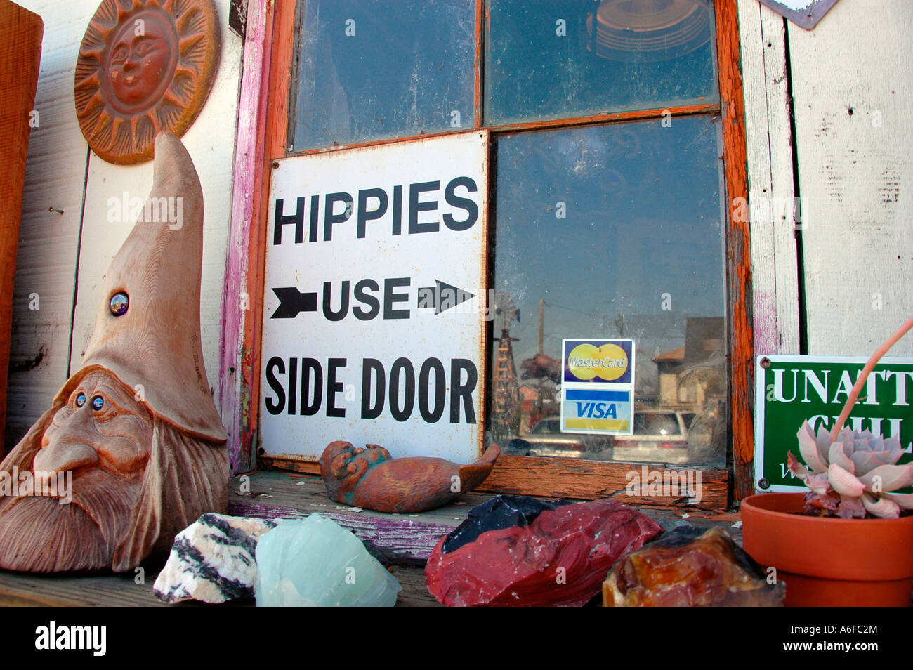 Hippies Use Side Door Store Fenster Zeichen in Berkeley California ordentlich Völker Park Nachbarschaft University Stockfoto