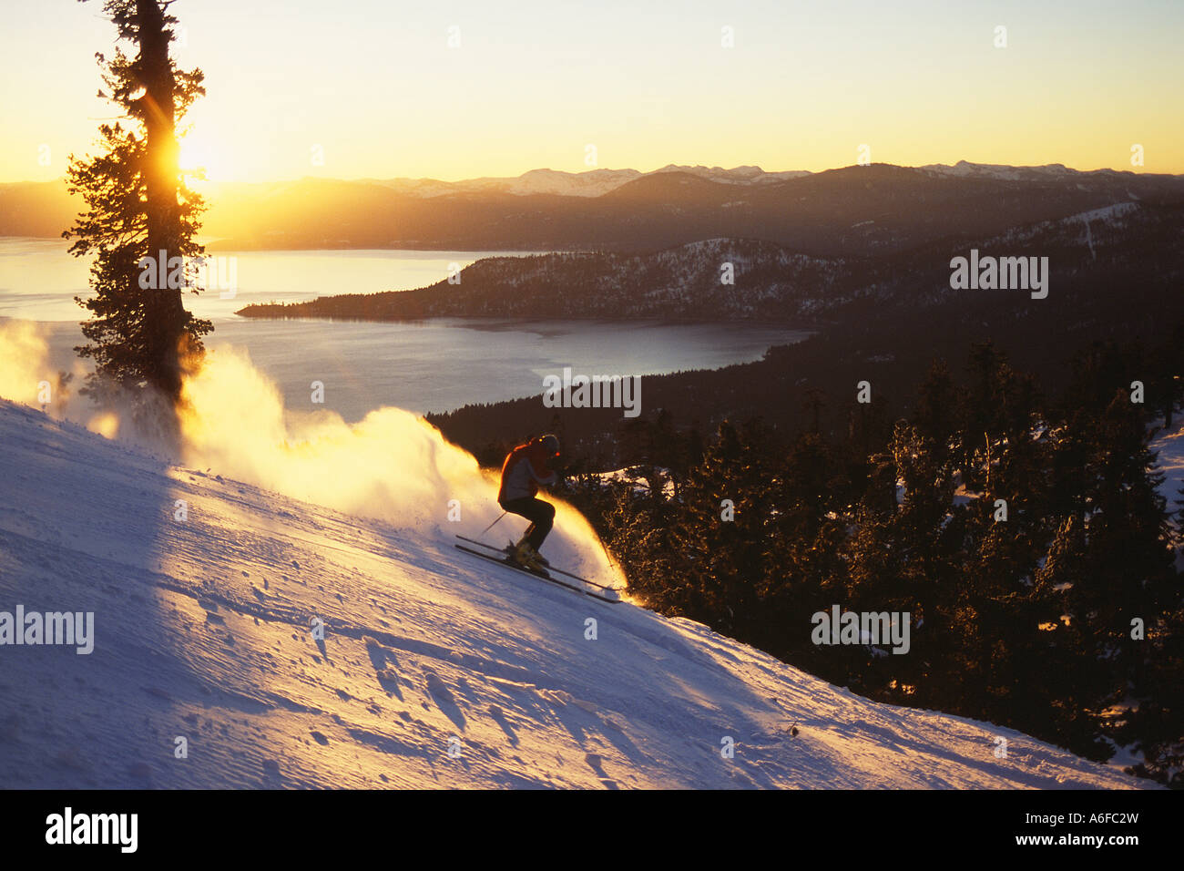 Ein Mann Skifahren Pulverschnee über dem Lake Tahoe bei Sonnenuntergang am Diamond Peak in Nevada Stockfoto