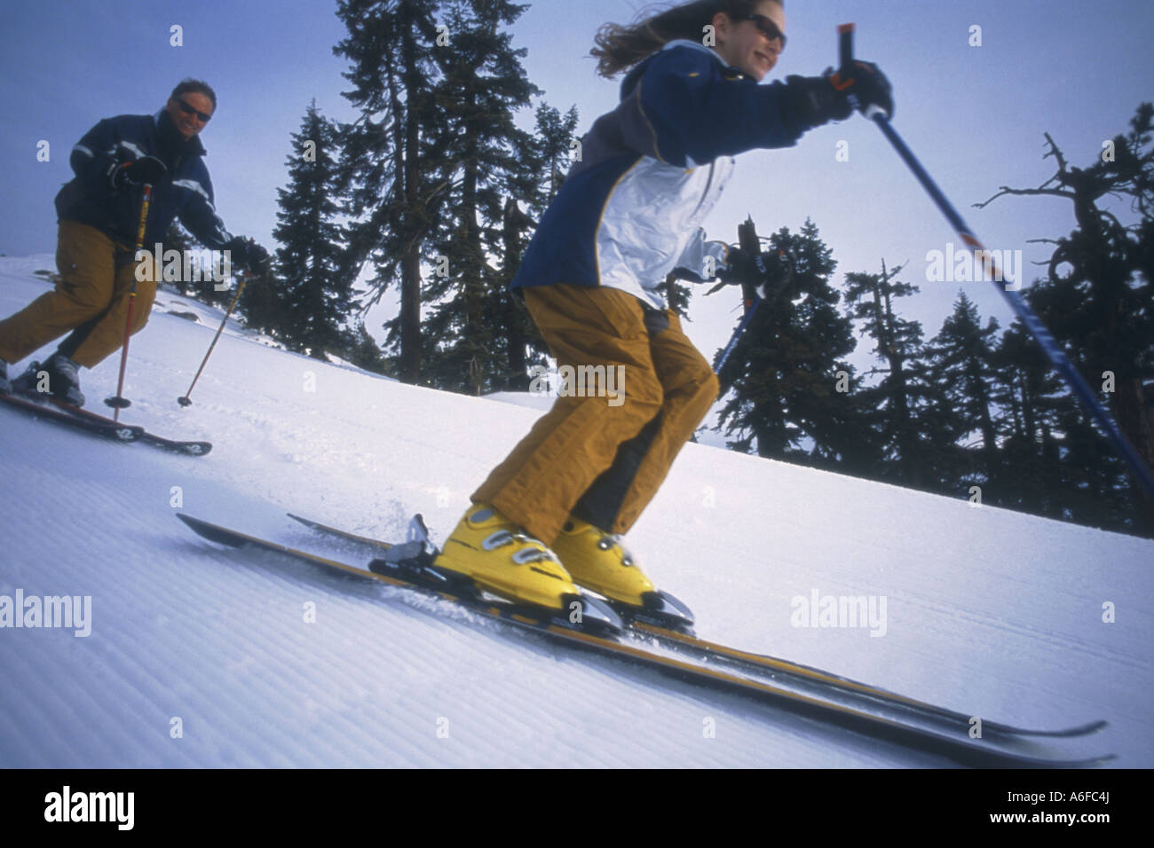 Vater und Tochter zusammen Skifahren bei Diamond Peak in der Nähe von Lake Tahoe in Nevada Stockfoto