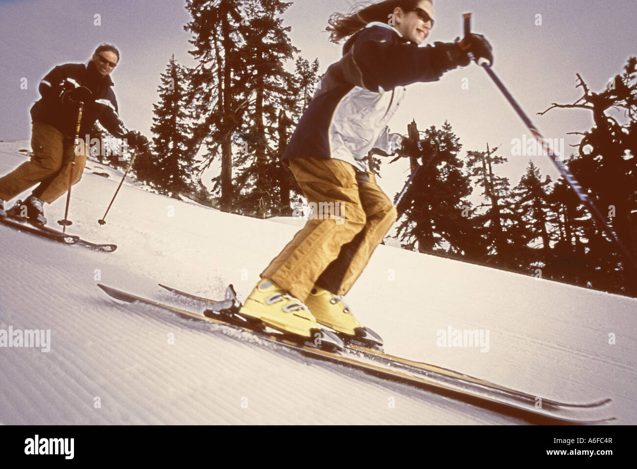 Vater und Tochter Skifahren bei Diamond Peak über dem Lake Tahoe in Nevada Stockfoto