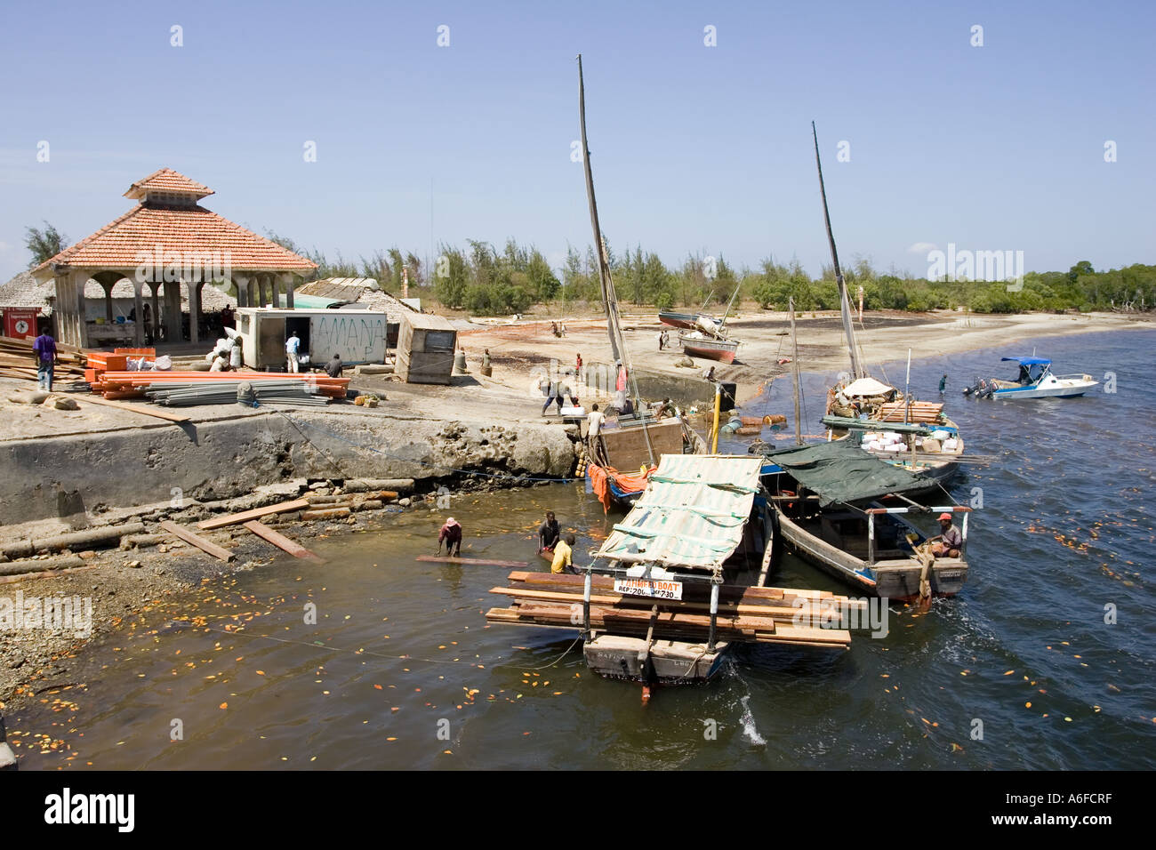 Festland Hafen von Mokowe wo Touristen eine Fähre auf Lamu Island Kenia in Ostafrika nehmen Stockfoto