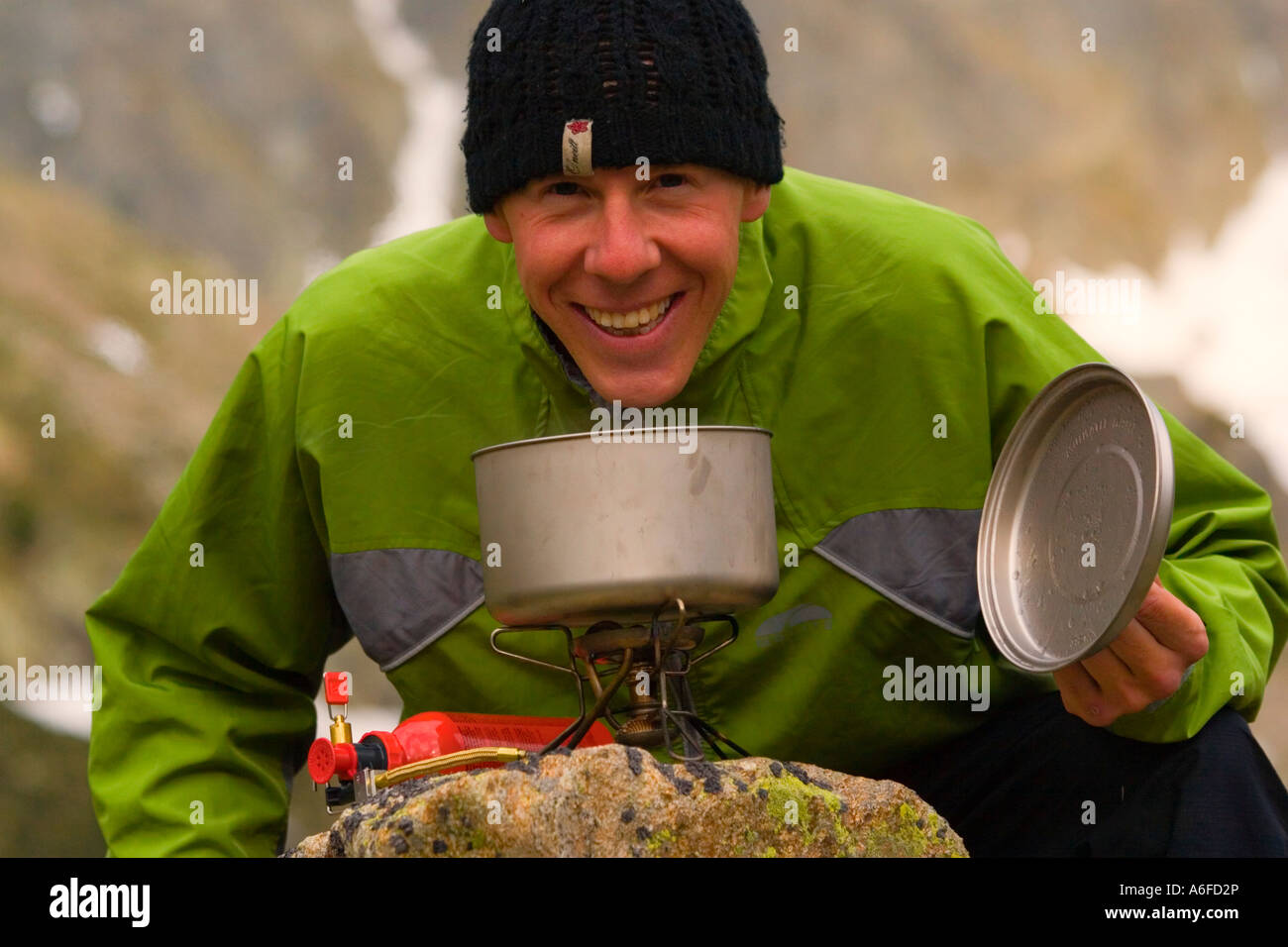 Ein stolzer Mann Kochen beim camping in den südlichen Alpen Frankreich Stockfoto