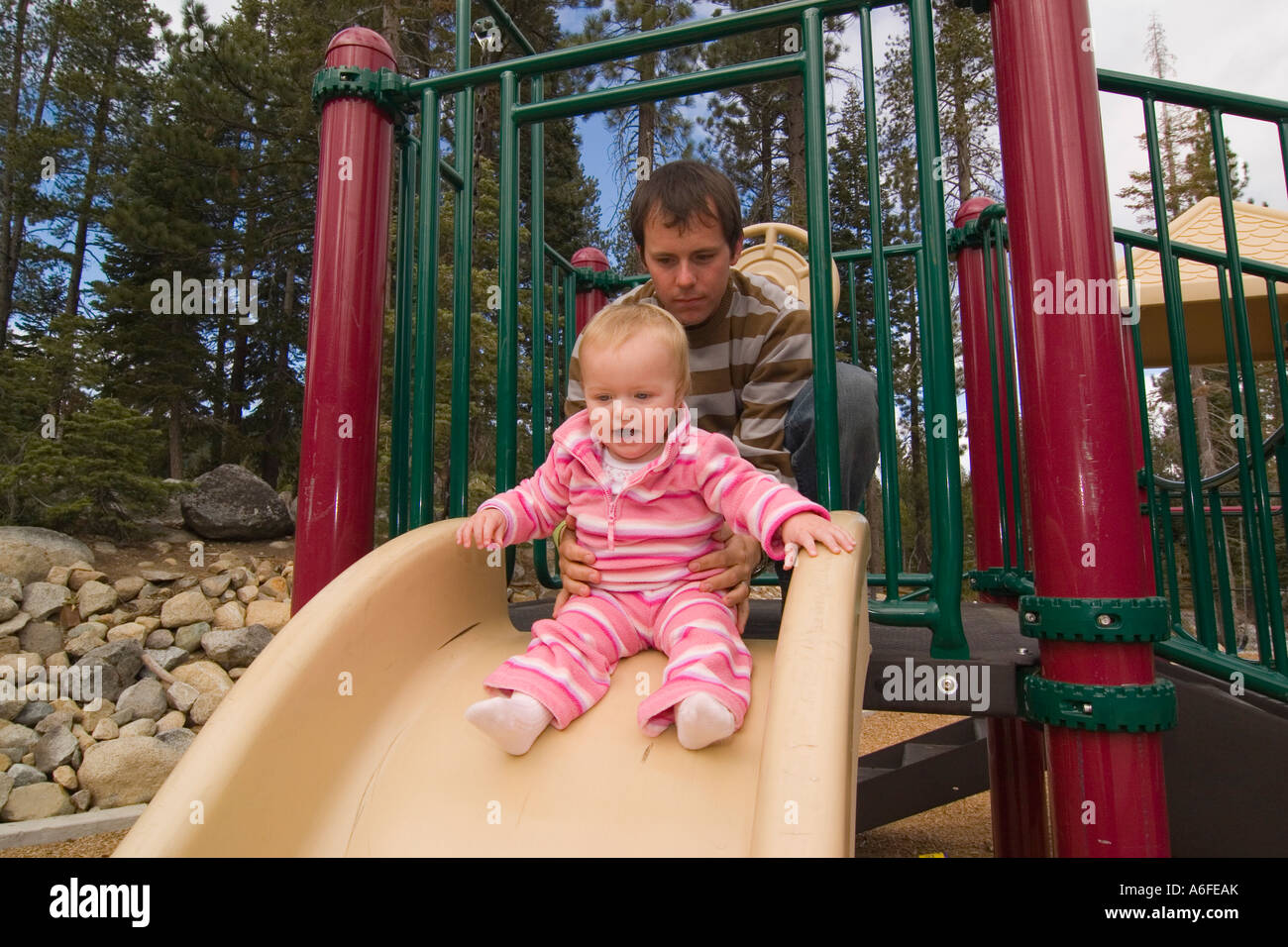 Ein Vater und Kind auf einem Spielplatz in der Nähe von Squaw Valley in Kalifornien Stockfoto