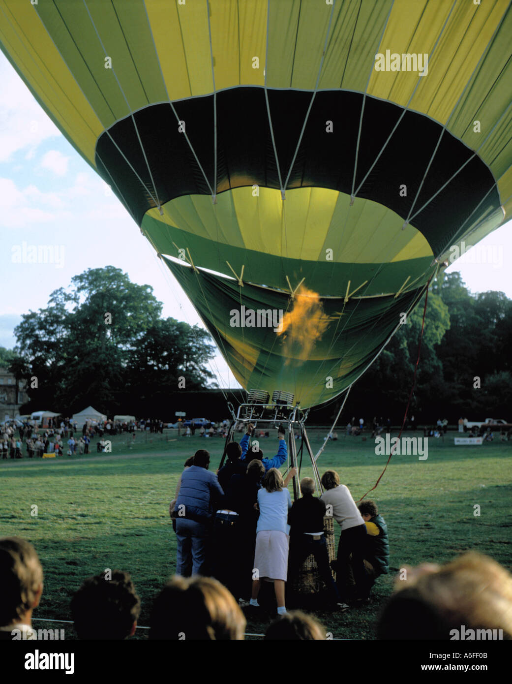 Aufpumpen von einem Heißluftballon, Braham Park Steam Rally, in der Nähe von Leeds, West Yorkshire, England, UK. Stockfoto