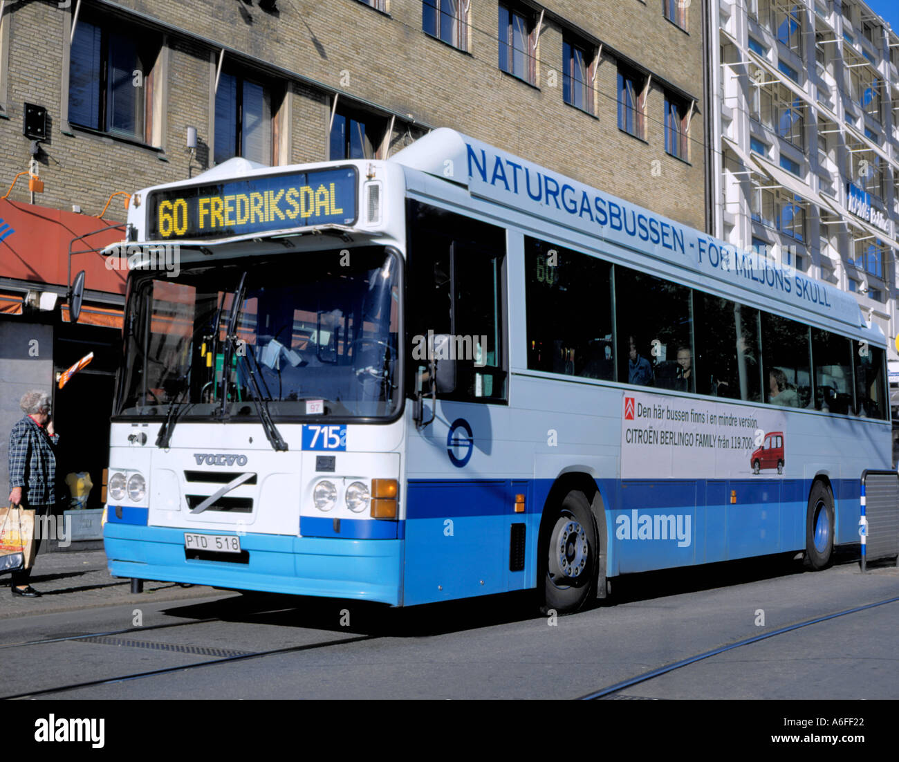 Naturgasbussen (erdgasbetriebenen Bus) Werbung För Miljons Schädel (gesünder), zentralen Göteborg (Gothenburg), Schweden. Stockfoto