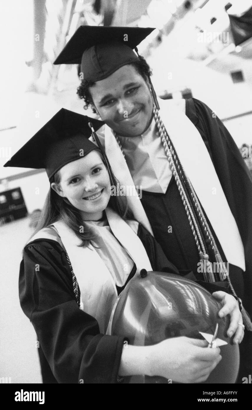 Zwei Studenten an ihrem Highschool-Abschluss Stockfoto
