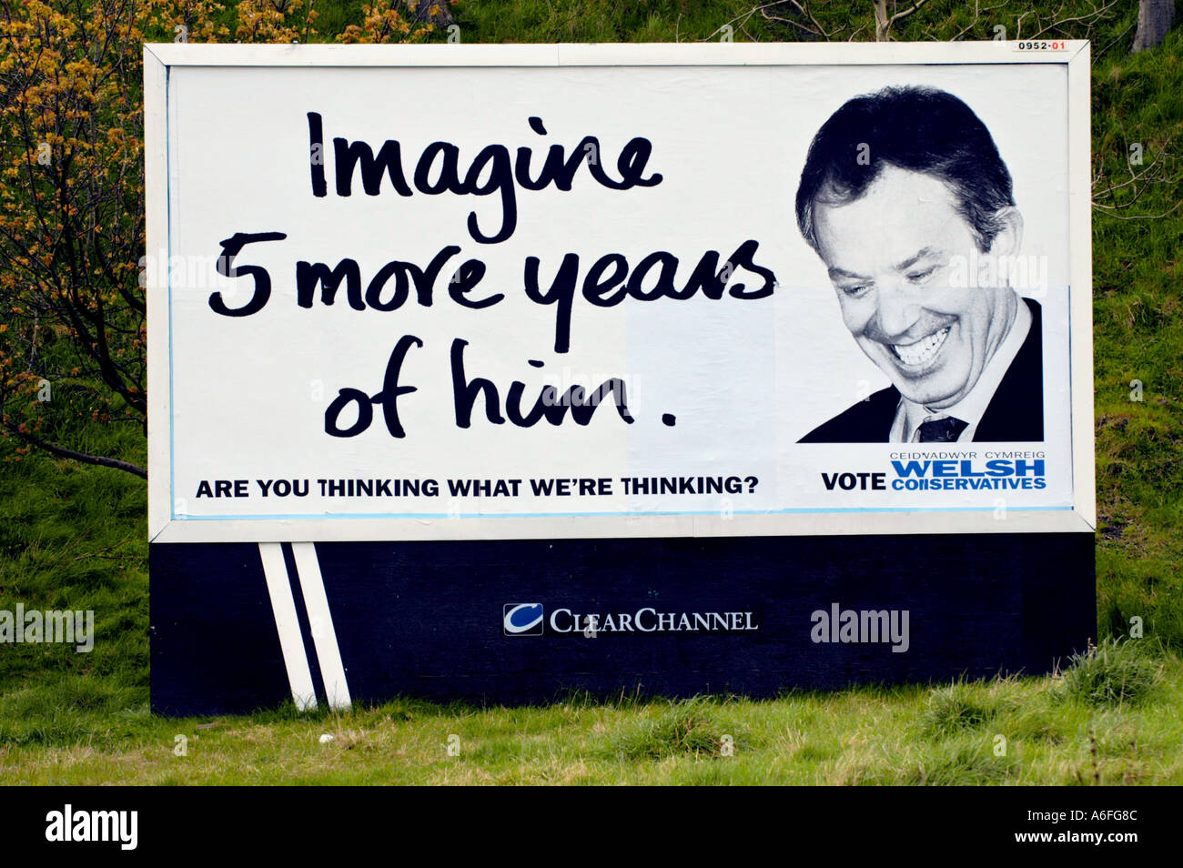 Waliser konservative Wahlplakat mit einem grinsenden Tony Blair auf ein Stück Brachland an Ebbw Vale South Wales UK Stockfoto