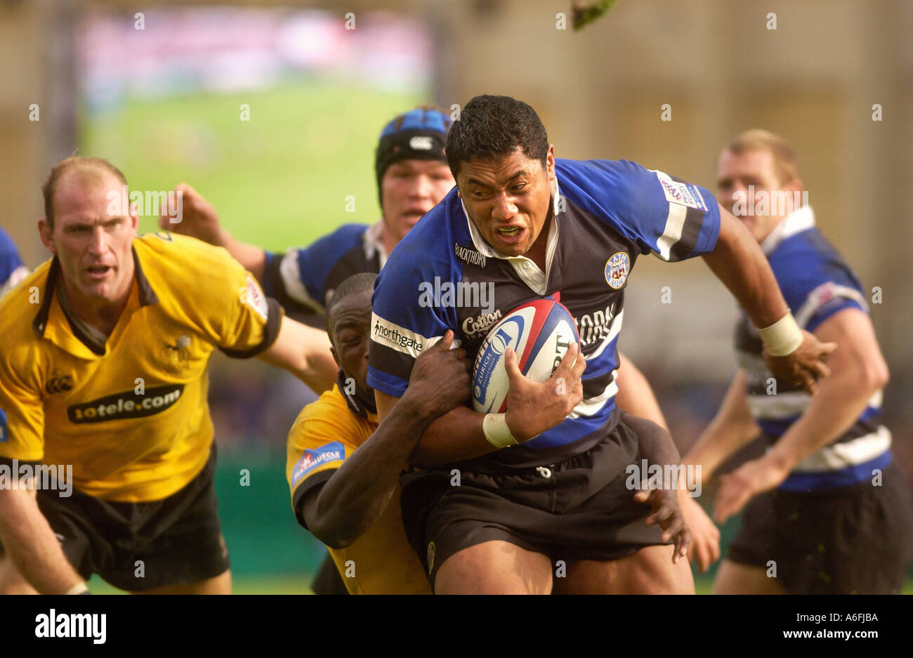 ENGLISCHE PREMIERSHIP RUGBY UNION BATH RUGBY IM VERGLEICH ZU LONDON WASPS BAD FLANKER ZAK FEAUNATI IST VON AYOOLA ERINLE WESPEN C IN ANGRIFF GENOMMEN. Stockfoto
