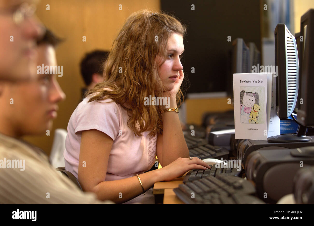 SCHÜLER DER SCHULE BERNARD LOVELL KINGSWOOD BRISTOL IN COMPUTERKURSE 18. OKTOBER 2004 Stockfoto