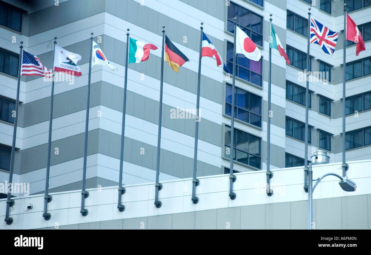 Fahnen aus verschiedenen Ländern aus der ganzen Welt in Los Angeles Kalifornien USA geflogen Stockfoto
