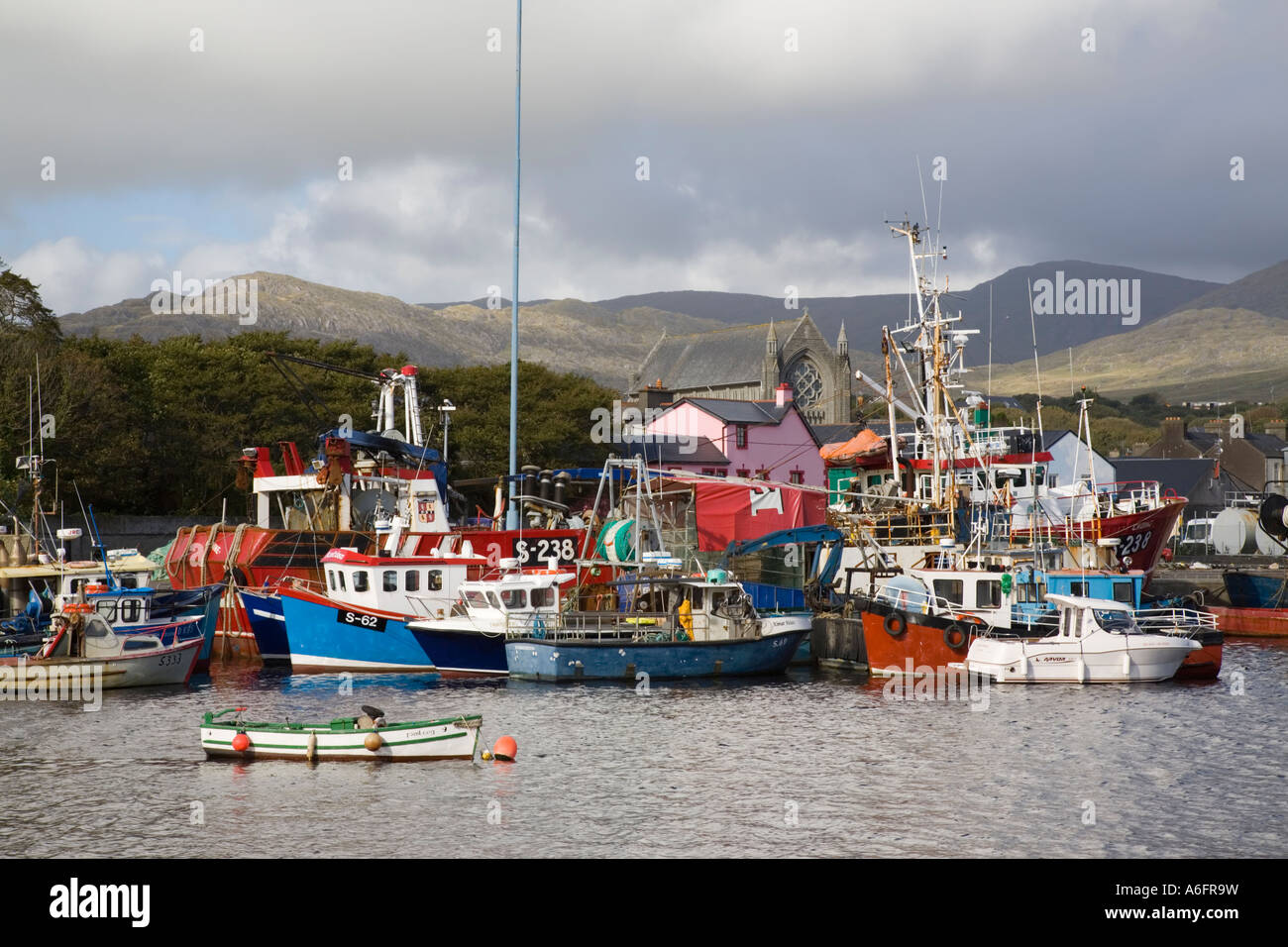 Angeln Fischkutter vertäut Dock im Hafen von Castletownbere International Fischerhafen auf Beara Halbinsel Castletown Co Cork Irland Stockfoto