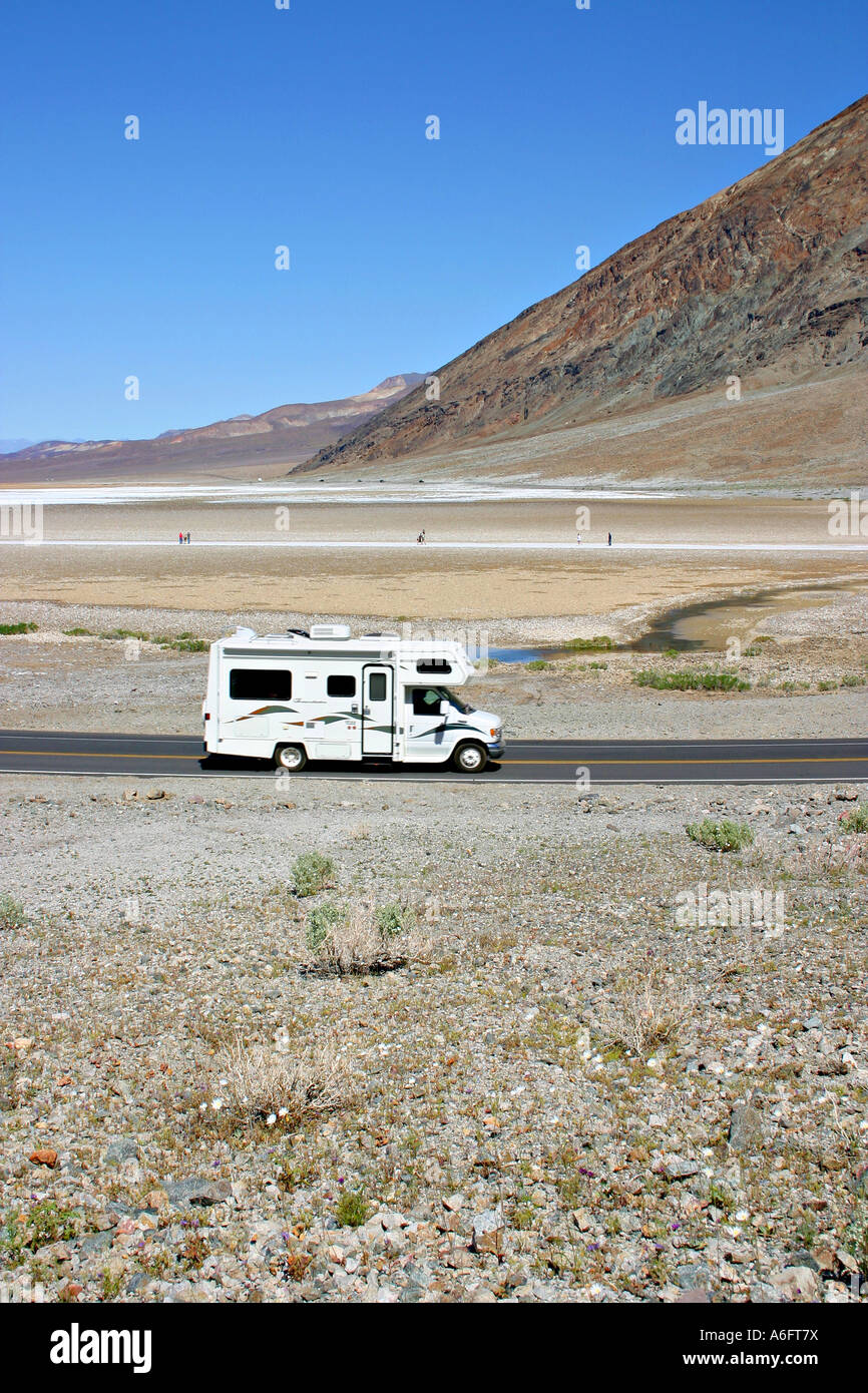 RV Passanten bei Badwater im Death Valley Nationalpark, Kalifornien Stockfoto