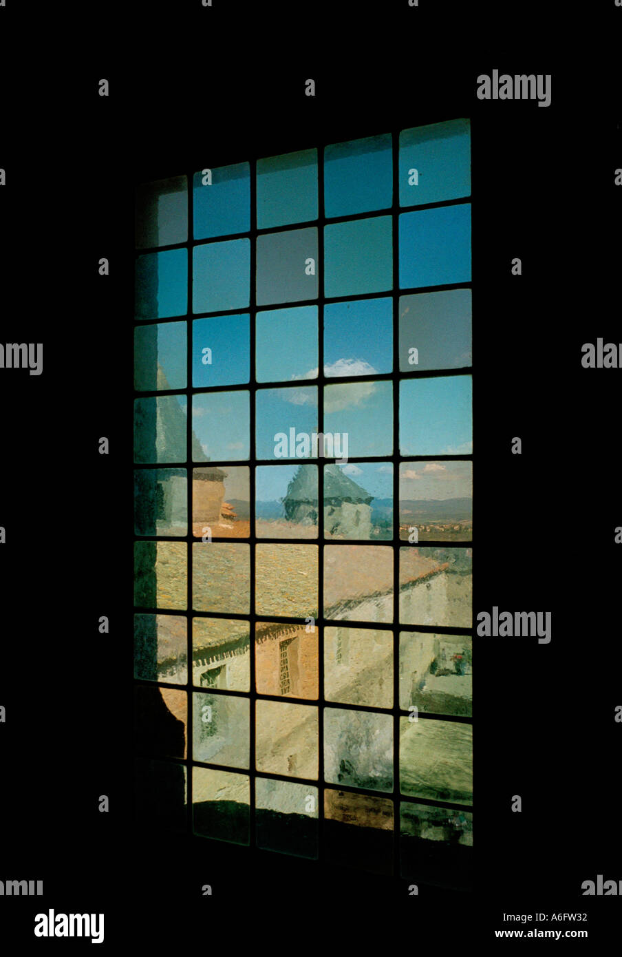 Ein unreines Glas-Fenster zeigt den Effekt der mittelalterlichen Verglasung in der ummauerten Stadt Carcassonne in Süd-West Frankreich Stockfoto