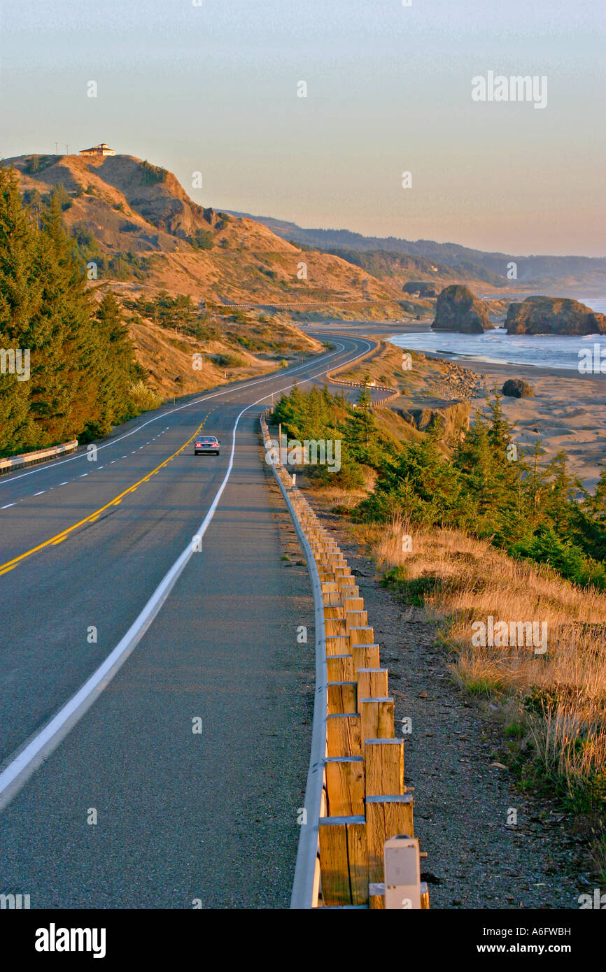 Abend-Beleuchtung-Auto am Highway 101 in der Nähe von Gold Beach, Oregon Stockfoto