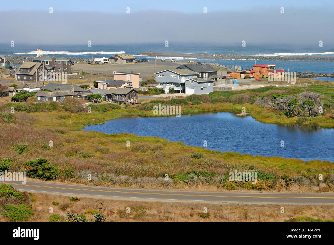 Gebäude in der Nähe von Feuchtgebiete in Bandon, Oregon Stockfoto