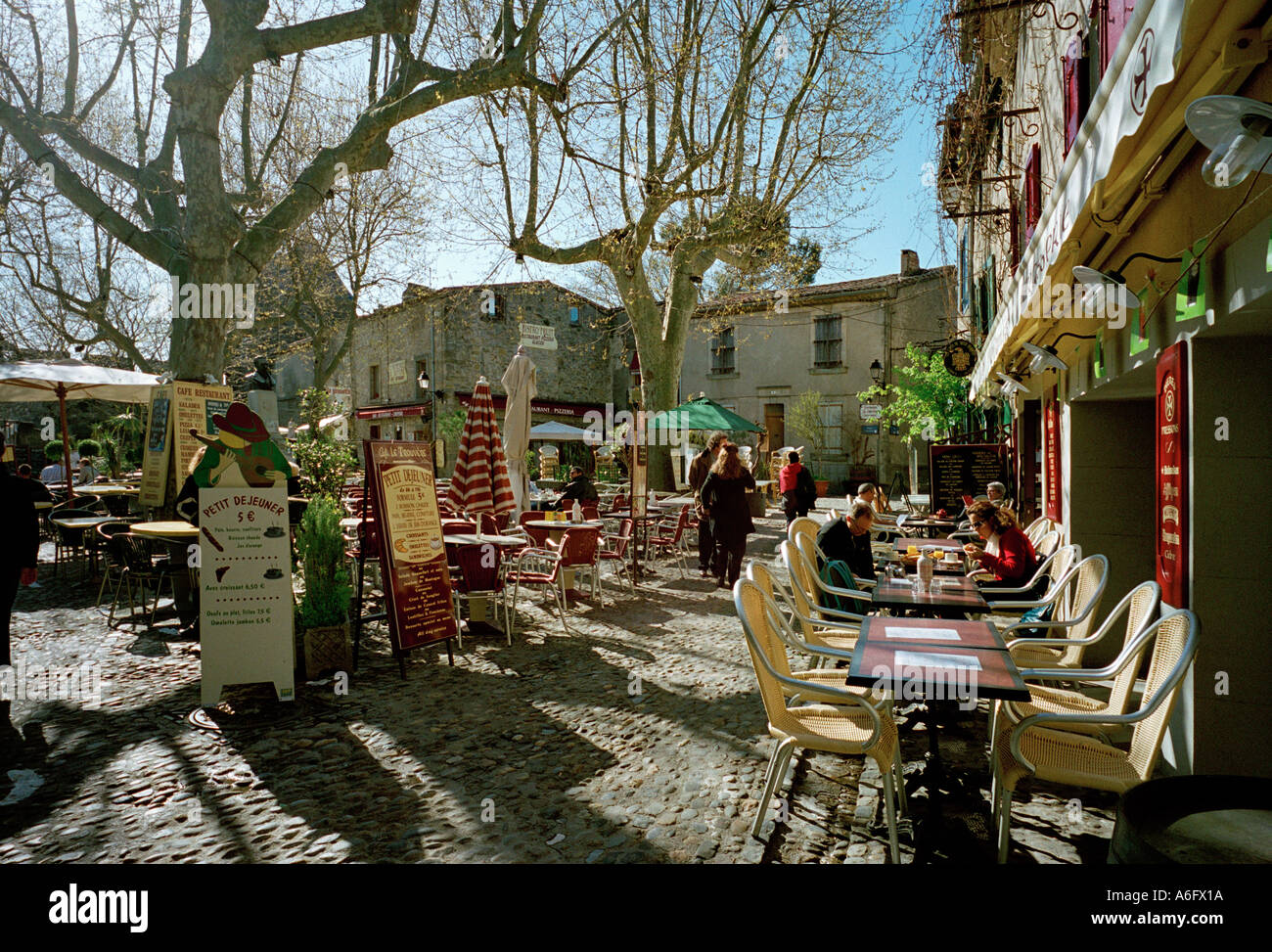 Am frühen Morgen sowie den Restaurants am Ort Marcou in der mittelalterlichen Mauern umgebene Stadt Carcassonne sind bereit für neue Geschäfte Stockfoto
