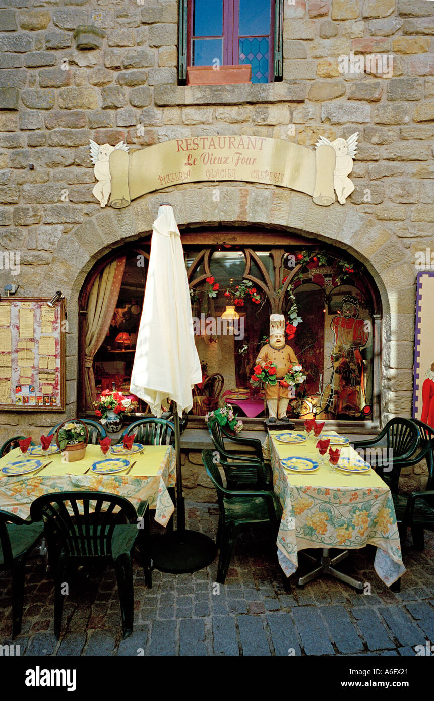 Ein Café in einem wunderschön restaurierten mittelalterlichen Gebäude in der ummauerten Stadt Carcassonne im Südwesten von Frankreich Stockfoto