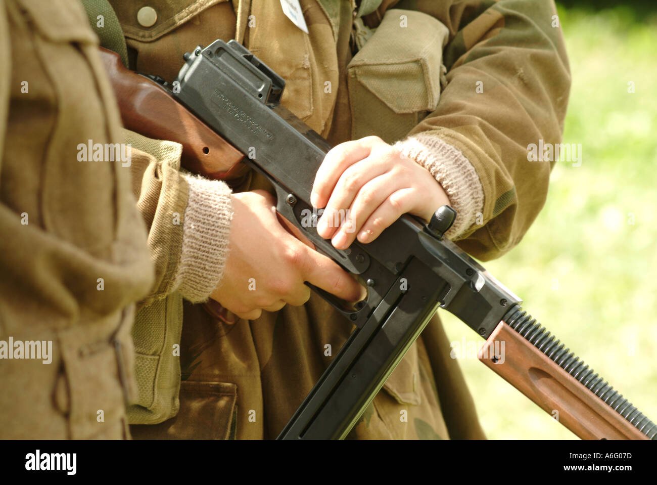 Soldaten kämpfen Krieg Welt zwei eine Pistole Kugel schießen töten Kriegsführung Deutschland England Armee Geschichte d Tag töten Ve Tag va Wehrpflicht Stockfoto