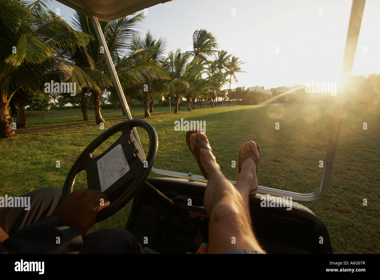 Nehmen ein Golf-Cart-fahren in das Hotelzimmer auf den Inseln Stockfoto