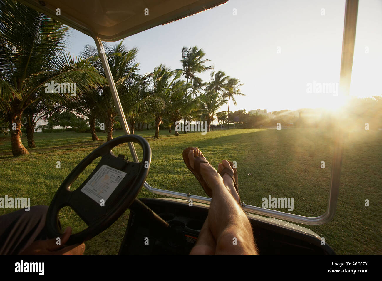 Nehmen ein Golf-Cart-fahren in das Hotelzimmer auf den Inseln Stockfoto